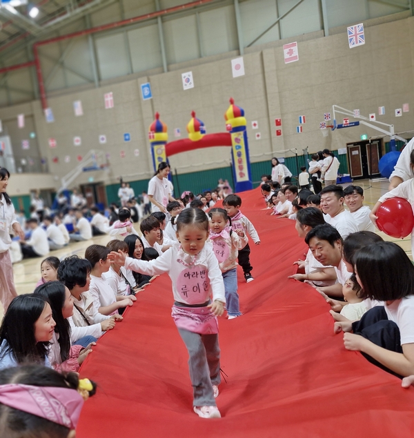 ‘푸른 지구 한마음 가족 운동회’에서 빨간 천 위를 달리는 아이들. /박영희