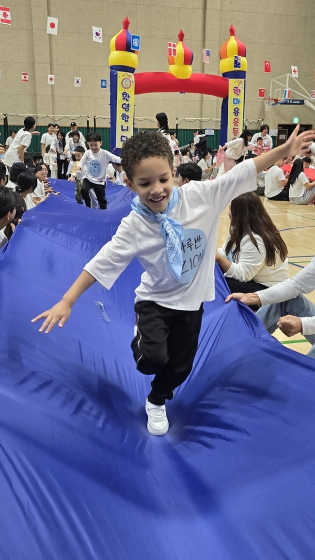 ‘푸른 지구 한마음 가족 운동회’에서 천 위를 달리는 아이들. /박영희