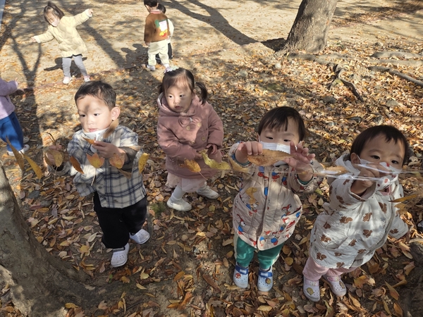 가을을 만끽하는 아이들. /박영희