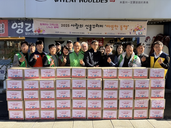 진주YMCA 등 지역 5개 단체가 지난 21일 ‘2025 사랑의 농산물 선물꾸러미 따뜻한 동행’ 나눔 전달식을 열었다. /진주YMCA