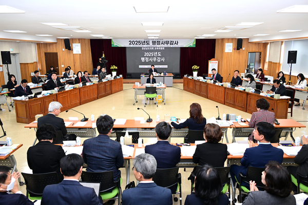 경남도의회 교육위원회가 10일 창원교육지원청과 밀양교육지원청에 대한 행정사무감사를 진행하고 있다. /경남도의회 영상 갈무리
