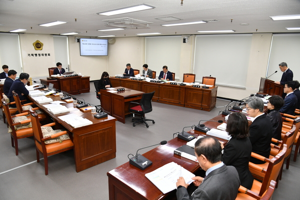 경남도의회 기획행정위원회가 7일 경남도 기획조정실 등을 상대로 행정사무감사를 진행하고 있다. /경남도의회