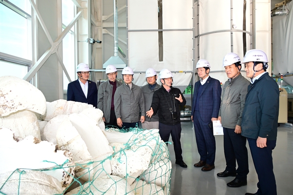 경남도의회 농해양수산위 소속 위원들이 5일 통영시 해양자원순환센터를 방문해  자원처리 현황을 듣고 있다. /경남도의회