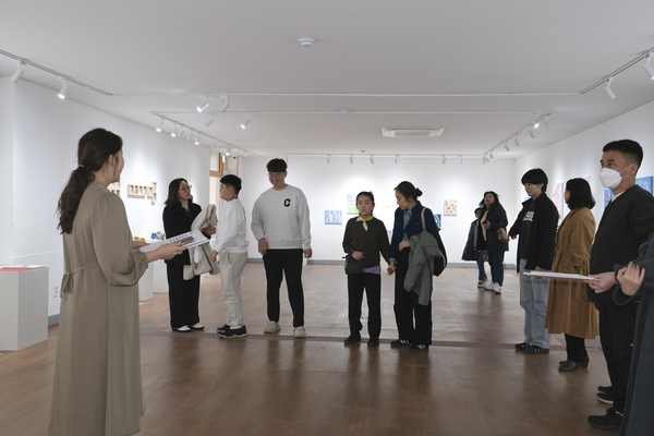 29일까지 고성청년예술촌에서 ‘2025 장애예술 활성화 지원사업’ 결과보고전 <연결합>이 열린다. /김미정