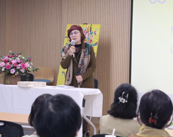 18일 열린 <가야국 유사> 출판기념회에서 장정임 작가가 발언하고 있다. /주성희 기자