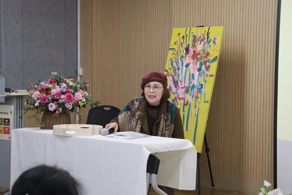 18일 창원 남산평생학습센터 대강당에서 열린 <가야국 유사> 출판기념회에서 장정임 작가 모습. /주성희 기자