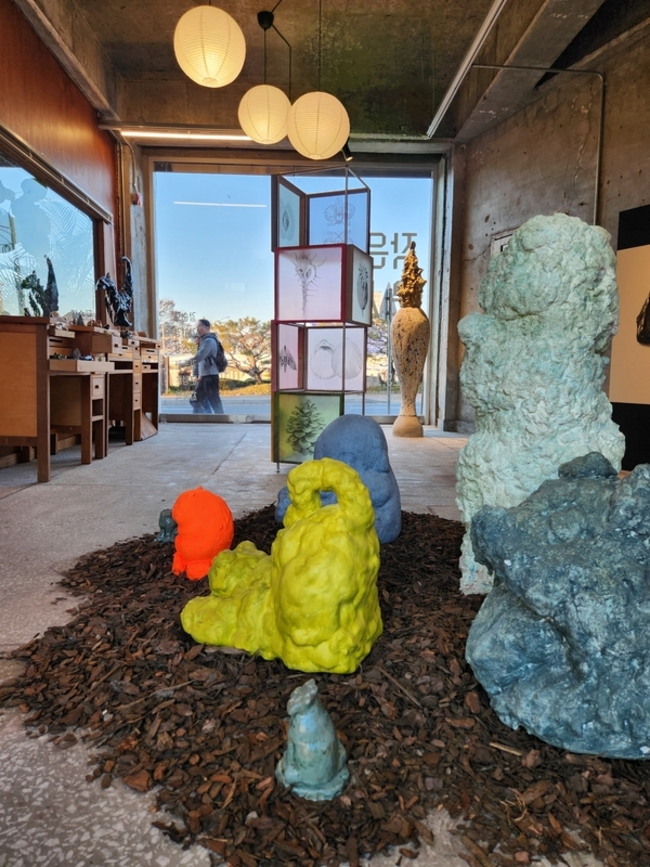 진주 아트카바레협동조합이 30일까지 올드벗베럴에서 첫 전시 를 연다. 사진은 강순모 작 '오수부동격'. /류민기 기자