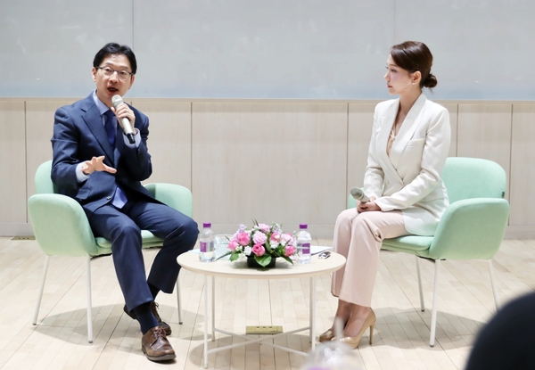 김경수 지방시대위원장이 14일 대구 북구 경북대학교 창의대강당에서 열린 학생과 지역주민과 함께하는 ‘청년 토크콘서트’에서 발언하고 있다.  /지방시대위원회