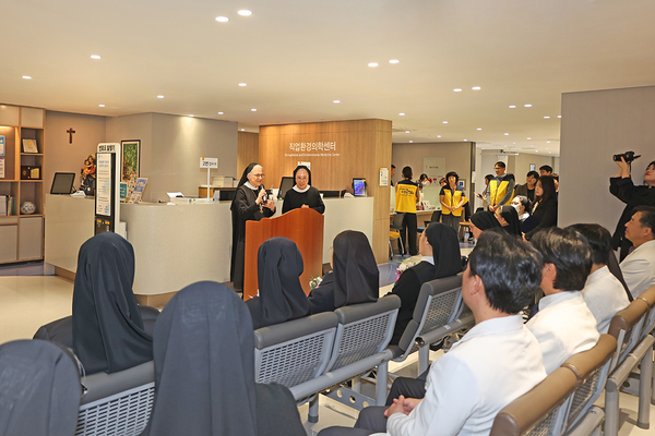 23일 창원파티마병원 지하 1층 ‘마리아의 도움 이주민 진료소’ 개소 축복식에서 마더 로잔 오켄(M. Rosann Ocken) 툿찡 포교 베네딕도 수녀회 총장이 축사를 하고 있다. /창원파티마병원