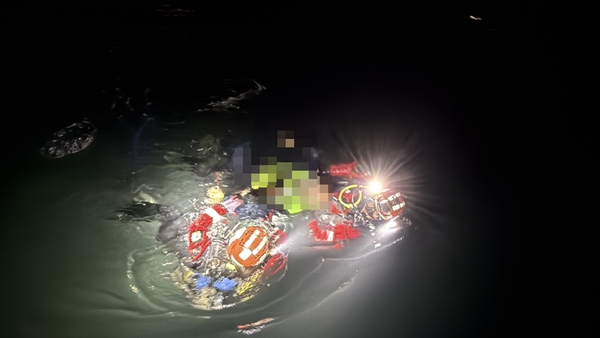 마산항 제4부두 앞바다에서 사람이 탄 승용차가 바다에 빠지는 사고가 발생했다. /창원해경