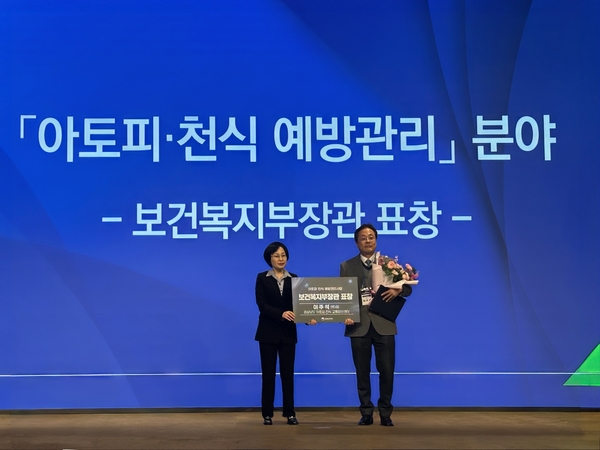 이주석 삼성창원병원 소아청소년과 교수(오른쪽)가 질병관리청 임숙영 차장으로부터 보건복지부장관 표창을 받고 있다. /삼성창원병원