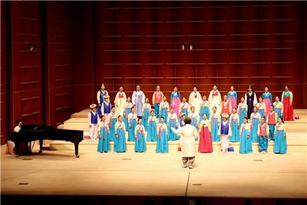 김해시립소년소녀합창단 정기공연 모습. /김해시