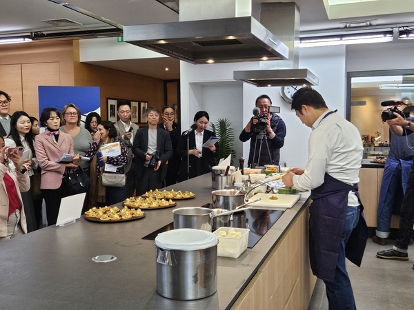 경남도가 24일 프랑스 요리학교인 ‘에꼴 뒤카스 파리 스튜디오’에서 ‘2025 경남 수산식품 파리 푸드쇼’를 열고 있다. /경남도