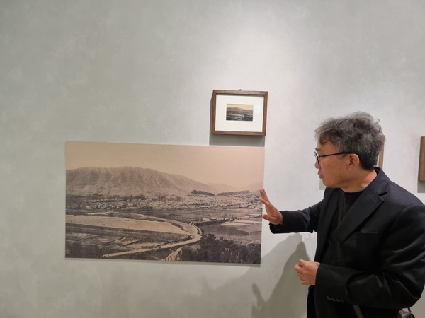 송원영 대성동고분박물관 관장이 ‘금릉 금빛 시선’ 특별전을 설명하고 있다. /이수경 기자