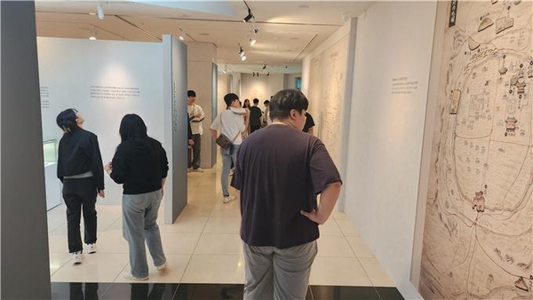 김해시 대성동고분박물관 ‘금릉 금빛 시선’ 특별전 관람 모습. /김해시