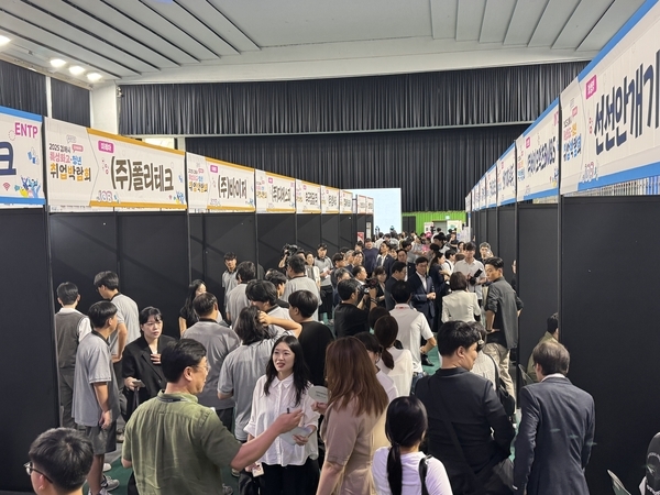 지난 9월 김해시 문화체육관에서 열린 특성화고 취업박람회에서 학생들이 채용관을 둘러보고 있다. /경남교육청