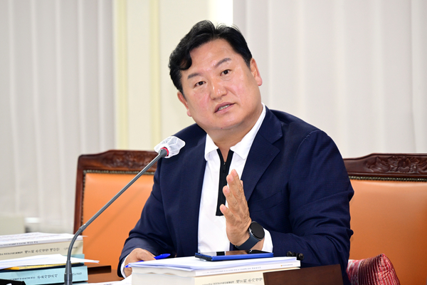 장병국(국민의힘·밀양1) 도의원이 25일 열린 경남도의회 예산결산특별위원회에서 질의를 하고 있다. /경남도의회