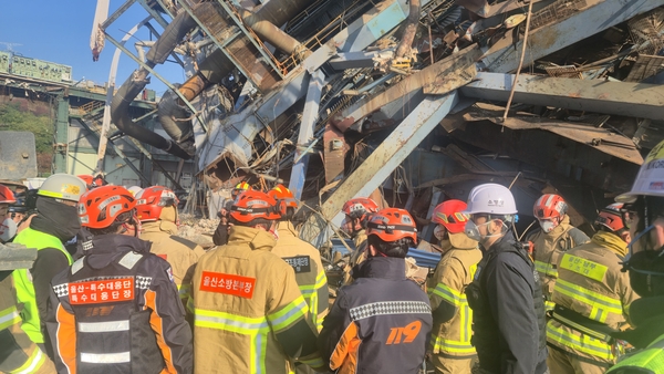 울산화력발전소 보일러 타워 붕괴 사고 9일째인 11월 14일 발전소 현장에서 중장비를 동원한 수색 작업이 밤낮없이 이어지고 있는 가운데 구조대원 등 구조팀 관계자들이 수색 계획을 논의하고 있다. 경남, 울산, 부산은 제조업과 항만·물류 중심 산업 구조, 빠른 인구 고령화 등으로 낙상이나 산업재해 등 다양한 손상 위험이 있는 상황이다. /연합뉴스