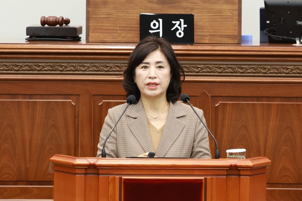 구점득 창원시의원이 25일 창원시의회 정례회에서 조례 입법영향평가제 도입을 제안하고 있다. /창원시의회