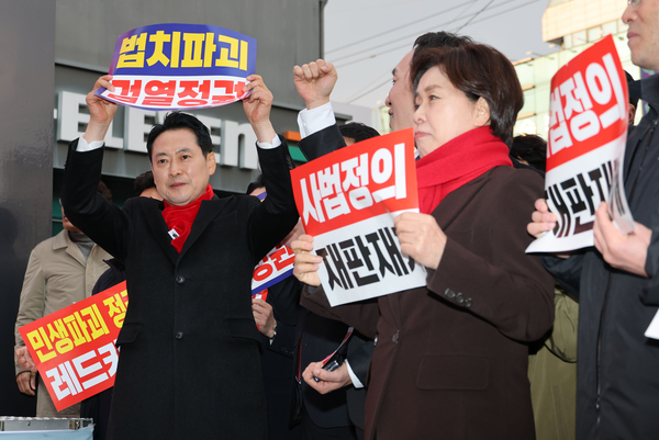 국민의힘 장동혁 대표를 비롯한 당원들이 25일 구미역 광장에서 열린 민생회복과 법치수호 경북 국민대회에서 구호를 외치고 있다. /연합뉴스