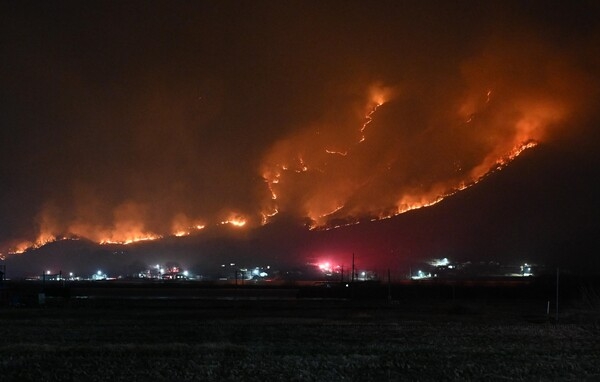 3월 22일 오후 산청군 시천면에서 시작된 산불이 단성면 자양리와 하동군 옥종면 두양리 경계 지점까지 번져 불타고 있다. /김구연 기자