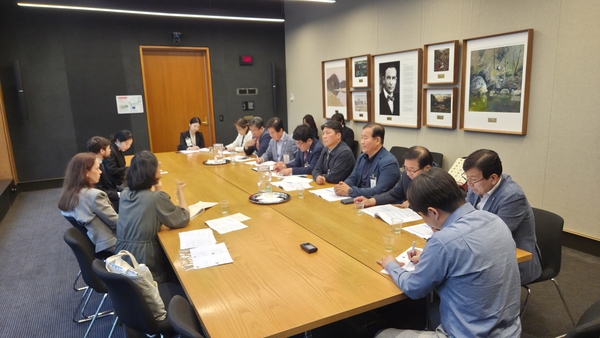 경남도의회 기획행정위가 9월 호주 뉴사우스웨일스주의회 관계자들과 간담회를 하고 있다. /경남도의회