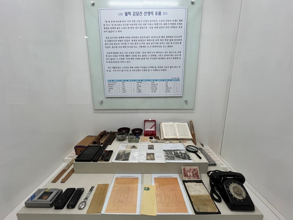 김달진 시인의 유품들. 생전에 사용하던 사전과 벼루, 묵, 돋보기 등 단출하기 그지없다. /권영란