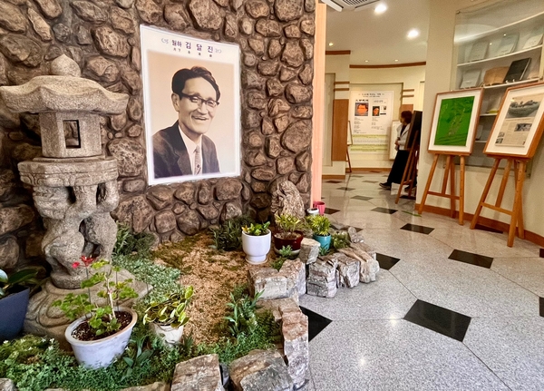 김달진문학관 전시실 입구. 생전 시인이 환하게 웃는 모습의 사진과 작품들이 관람객을 맞이한다. /권영란