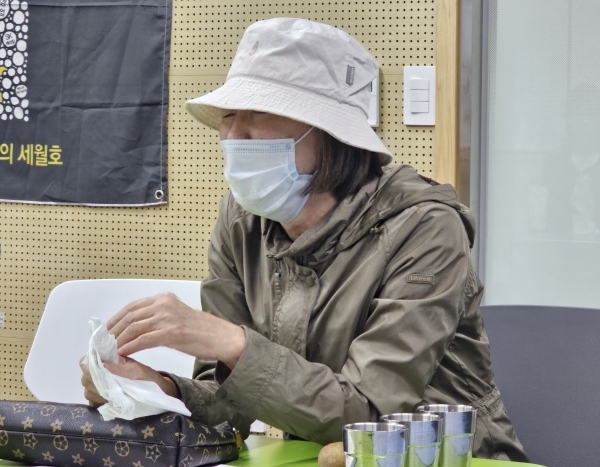 김순옥 씨가 2023년 10월 17일 오후 5시 창원시 의창구 경남공익활동지원센터에서 열린 가습기살균제 피해자 모임에서 한 손에 휴지를 들고 울먹이고 있다. 그는 이날 “몸이 아프고, 너무 고통스럽기까지 하다”면서 “삶이 지옥 같다”고 말했다. /최석환 기자