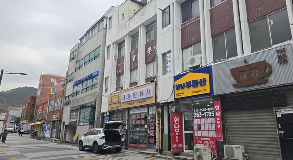 양산시 중앙동 북안남5길 간판개선사업 현장. /양산시