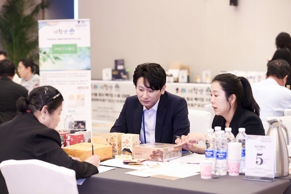 허정우 대표가 중국 베이징 수출상담회에 참석해 바이어들과 수출 상담을 하고 있다. /허정우 대표