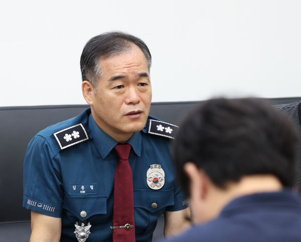 김종철 <b>경찰청장</b> 직무대리 "국민 불신 임계점, 경찰 업무 전반 재설계 ...