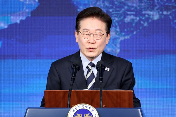 북극항로 가능성 본 이 대통령 "경남 조선기자재·첨단 제조 바탕 남부... - 뉴스 썸네일 이미지